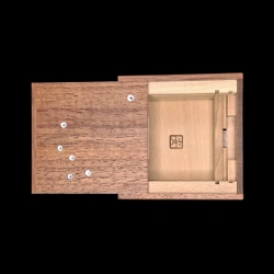 Karakuri-Box: Cassiopeia (klein) – Ansicht der geöffneten Box und Signatur – Designer: Akio Kamei