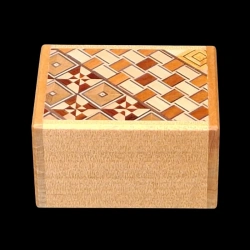 Himitsu bako: 2 sun 7 steps Yosegi - Agathis - Front view with agathis sides  - Designer: Hiroyuki Oka