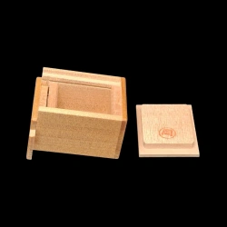 Himitsu bako: 2 sun 7 Stufen – Ansicht der geöffneten Schachtel und des Deckels auf der Hanko-Seite  – Designer: H. Oka