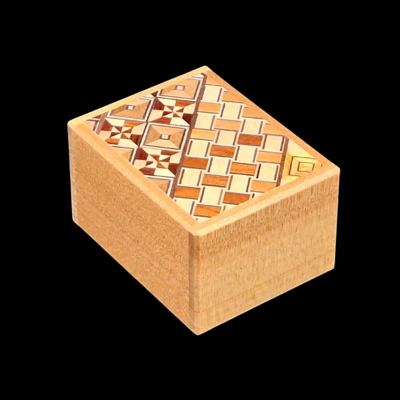 Himitsu bako : 2 sun 7 étapes Yosegi - Agathis - Vue de haut en diagonale  - Créateur : Hiroyuki Oka