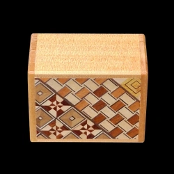 Himitsu bako: 2 sun 7 steps Yosegi - Agathis - Front view of yosegi pattern  - Designer: Hiroyuki Oka