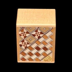 Himitsu bako: 2 sun 7 etapas Yosegi - Agathis - Vista aérea del motivo yosegi  - Creador: Hiroyuki Oka