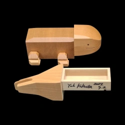 Karakuri box : Ichtyostega - Vue boîte ouverte avec signature de Yoh Kakuda - Créateur : Yoh Kakuda