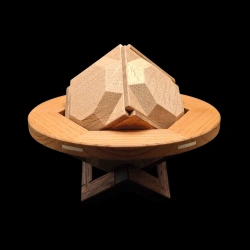 Karakuri Box: Planet With A Ring 2 – Vorderansicht – Auf seinem Sockel – Designer: Hideaki Kawashima