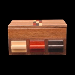 Karakuri box : Tricolor Box - Vue de la face - 3 tiroirs avec poignées de couleurs (blanc, rouge, noir) - Créateur : H.Iwahara