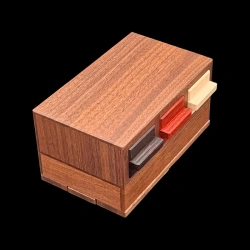 Caja Karakuri: Caja tricolor - Vista en picado en diagonal derecha - Creador: Hiroshi Iwahara