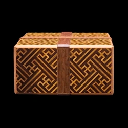 Caja Karakuri: Hermit Crab Box - Edición limitada - Vista lateral: motivo Sayagata - Diseñador: Shiro Tajima