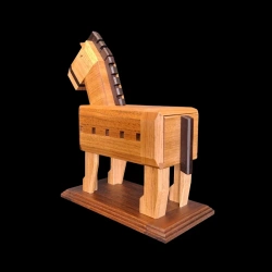 Caja Karakuri: A horse with a warrior - Vista diagonal desde el costado trasero hacia la cabeza - Creador: Osamu Kasho