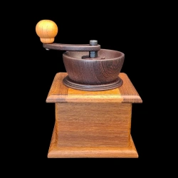 Caja Karakuri: Molinillo de café - Vista trasera - Creador: Hiroshi Iwahara