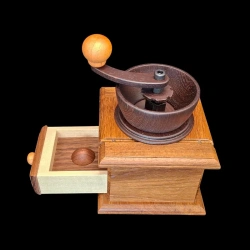 Boîte Karakuri : Coffee Mill - Vue dessus tiroir ouvert avec cône de café - Créateur : Hiroshi Iwahara