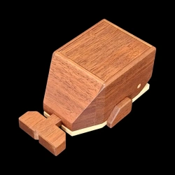 Caja Karakuri: Baby Whale - Vista aérea en diagonal (lado derecho) - Creador: Osamu Kasho