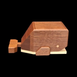 Karakuri-Box: Baby Whale – Ansicht von rechts – Designer: Osamu Kasho