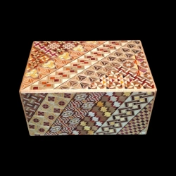 Himitsu-Bako: 6 Sun 54 + 1 Koyosegi – Luftaufnahme von zwei Seiten – Koyosegi-Motiv – Entwurf für Izumiya