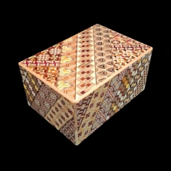 Himitsu-Bako : 6 sun 54 + 1 Koyosegi - Vue aérienne en biais des 3 côtés - motif Koyosegi - Création pour Izumiya