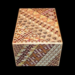 Himitsu-Bako: 6 Sun 54 + 1 Koyosegi – Luftaufnahme von zwei Seiten – Koyosegi-Motiv – Entwurf für Izumiya