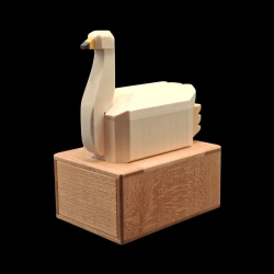Karakuri-Box: Floating – Diagonale Ansicht des Schwans – Designer: Yoh Kakuda