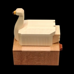 Karakuri-Box: Floating – Luftaufnahme der linken Seite des Schwans – Designer: Yoh Kakuda