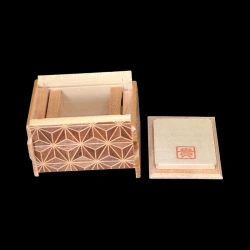 Himitsu-bako: 2 sun 10 steps Kuroasa pattern - View of the open box with signature on the lid - Designer: Izumiya