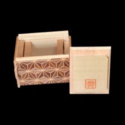 Himitsu-bako: 2 Sun 10 Steps, Motiv Kuroasa – Ansicht der geöffneten Schachtel mit Signatur – Designer: Izumiya