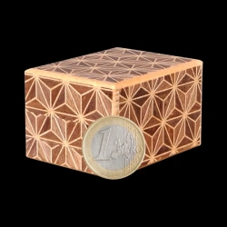 Himitsu-bako: 2 sun 10 pasos, motivo Kuroasa - Vista diagonal de la caja con una moneda de 1 euro - Diseñador: Izumiya