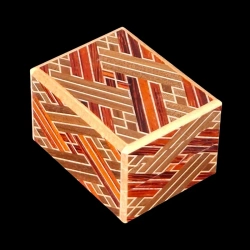 Himitsu-bako: 2 Sun 10 Steps Saya, zweifarbig – Diagonale Draufsicht auf die Schachtel – Hersteller: Izumiya