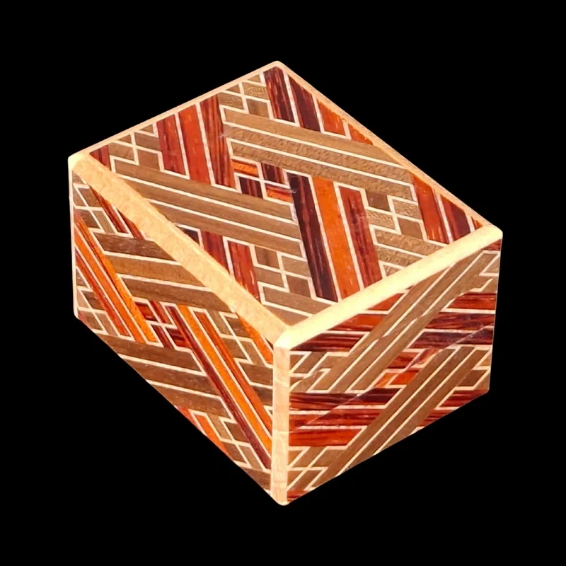 Himitsu-bako: 2 Sun 10 Steps Saya, zweifarbig – Diagonale Draufsicht auf die Schachtel – Hersteller: Izumiya