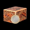 2 sun 10 pasos Saya bicolor - Vista en diagonal con una moneda de 1 euro a modo de comparación - Fabricante: Izumiya