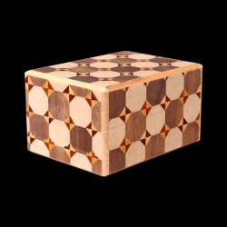 Himitsu-Bako: 2,7 Sun 12 Stufen Yakko – Diagonale Ansicht von drei Seiten – Hersteller: Izumiya