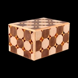 2.7 sun 12 steps Yakko – Another view of the box from an angle, showing its traditional Yakko design – Manufacturer: Izumiya