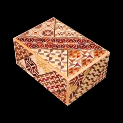 Himitsu-bako: 4 Sun 12 Steps Money Box – Diagonal bird’s-eye view of three sides and Koyosegi patterns – Manufacturer: Izumiya