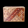 Himitsu-bako: Hucha 4 Sun 12 Steps - Vista de los motivos Koyosegi del fondo exterior de la caja - Fabricante: Izumiya