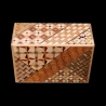 Himitsu-bako: 4 Sun 7 Steps Koyosegi tradicional - Vista aérea del lado largo de la caja - Fabricante: Izumiya