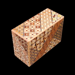 Himitsu-bako: 4 Sun 7 Steps Koyosegi tradicional - Vista aérea de tres caras de la caja - Fabricante: Izumiya