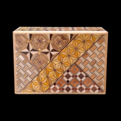 Himitsu-bako: 4 Sun 7 Steps Koyosegi tradicional - Vista frontal de la caja y su motivo Koyosegi - Fabricante: Izumiya
