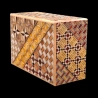 Himitsu-bako: Caja tradicional Koyosegi de 4 compartimentos y 7 pasos - Vista diagonal de tres lados - Fabricante: Izumiya