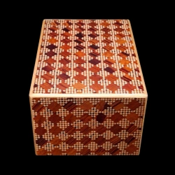 Himitsu-bako : 4 Sun 10 Steps avec tiroir, Ichimatsu rouge - Vue aérienne de la longueur de la boîte
