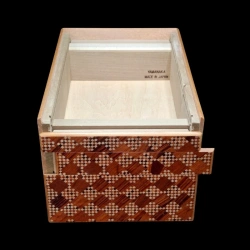 Himitsu-bako: 4 Sun 10 Steps with drawer, Ichimatsu pattern – View of the box open, with inscription ‘Yamanaka Made in Japan’