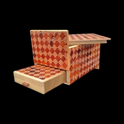Himitsu-bako: 4 Sun 10 Steps with drawer, Ichimatsu red – View of the box when open