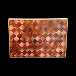 Himitsu-bako: 4 Sun 10 Steps with drawer, Ichimatsu red – View of the front of the box and red chequered pattern