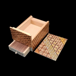 Himitsu-bako: 5 Sun 10 Steps con cajón - Vista aérea de la caja abierta con motivo Koyosegi en la tapa - Diseñador: Oka