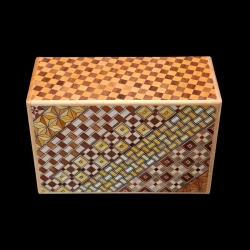 Himitsu-bako: 5 Sun 10 Steps con cajón - Vista aérea de la tapa con motivo Koyosegi y lateral en damero - Diseñador: H. Oka