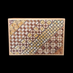 Himitsu-bako: 5 Sun 10 Steps with Drawer – View of the Koyosegi pattern on the lid – Designer: Hiroyuki Oka