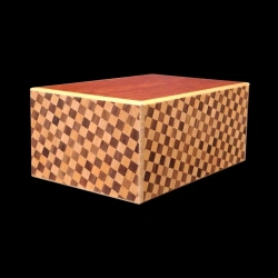 Himitsu-bako: 5 Sun 10 Steps con cajón - Vista diagonal de los laterales con diseño en damero - Diseñador: Hiroyuki Oka