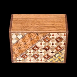 Himitsu-bako: 3 Sun 12 Steps Walnut and Yosegi – Aerial view of the walnut side panel – Designer: Hiroyuki Oka