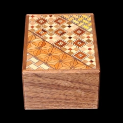 Himitsu-bako: 3 Sun 12 Steps Walnut and Yosegi – Aerial view of the lid featuring a Koyosegi pattern – Designer: Hiroyuki Oka