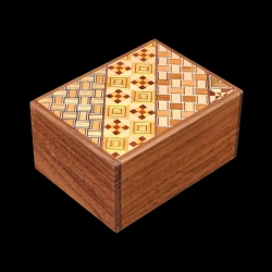Himitsu-bako: 3 Sun 12 Steps Walnut and Yosegi – Aerial view of the exterior base featuring a Yosegi pattern – Designer: H. Oka