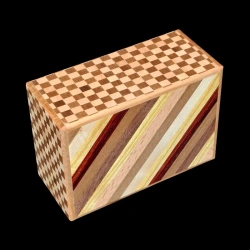 Himitsu-bako: 4 Sun 14 Steps stripes & Ichimatsu – Aerial view showing striped front and chequered sides – Designer: H. Oka