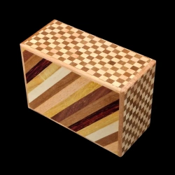 4 Sun 14 Steps stripes & Ichimatsu – Diagonal aerial view of the striped front and chequered sides – Designer: Hiroyuki Oka