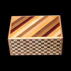 Himitsu-bako: 4 Sun 14 Steps stripes & Ichimatsu – Aerial view of the striped front and chequered sides – Designer: Hiroyuki Oka