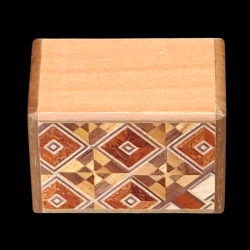 Himitsu-bako : Mame 14 Steps Yosegi & Magnolia - Vue aérienne côté magnolia et motif Koyosegi - Créateur : Hiroyuki Oka